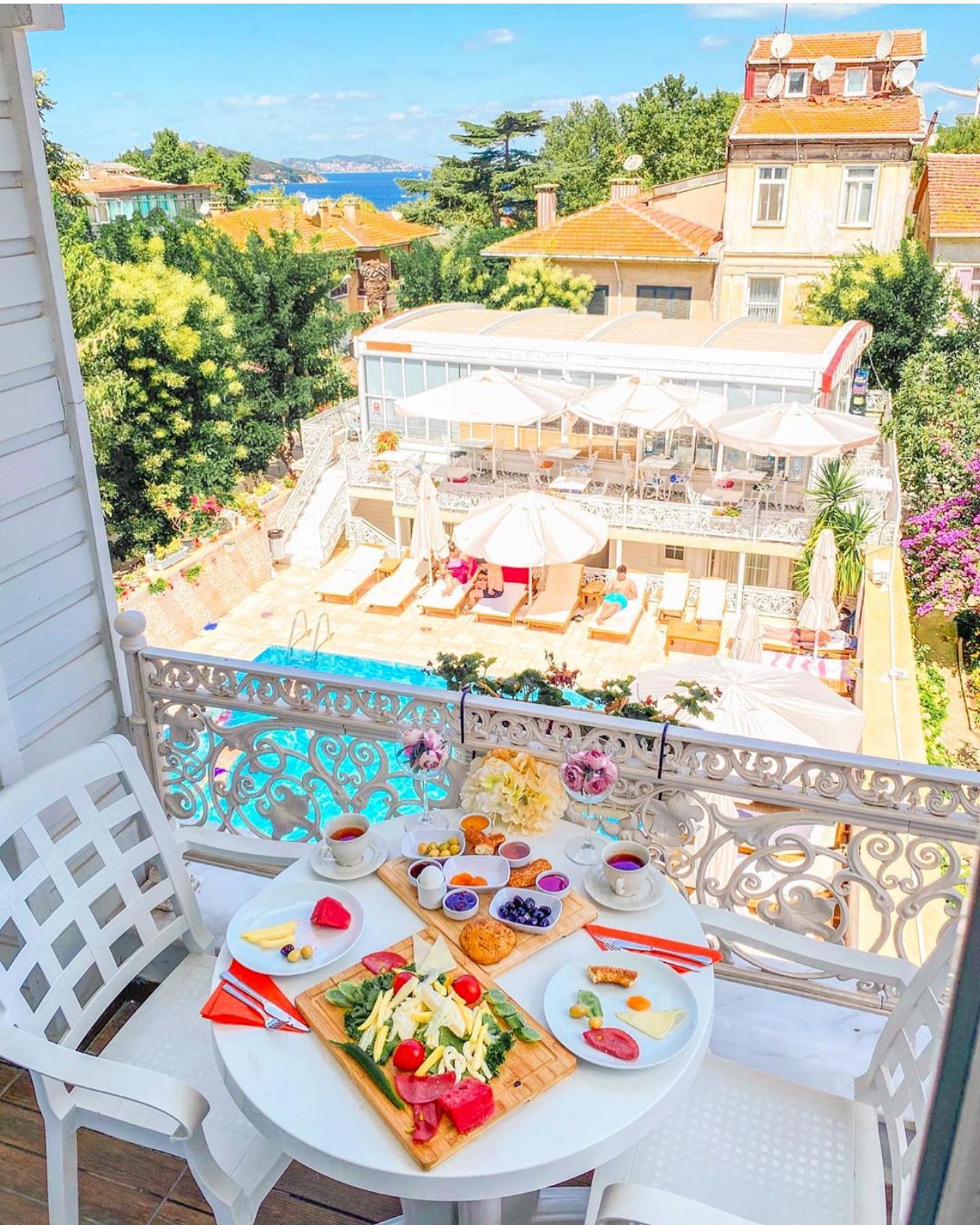 Büyükada Çankaya Otel balkonundan havuz görünümü