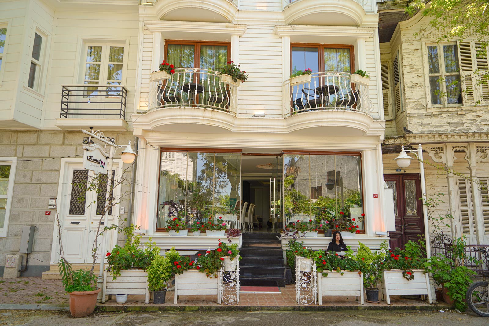 Büyükada Kumsal Butik Otel binası ve girişi