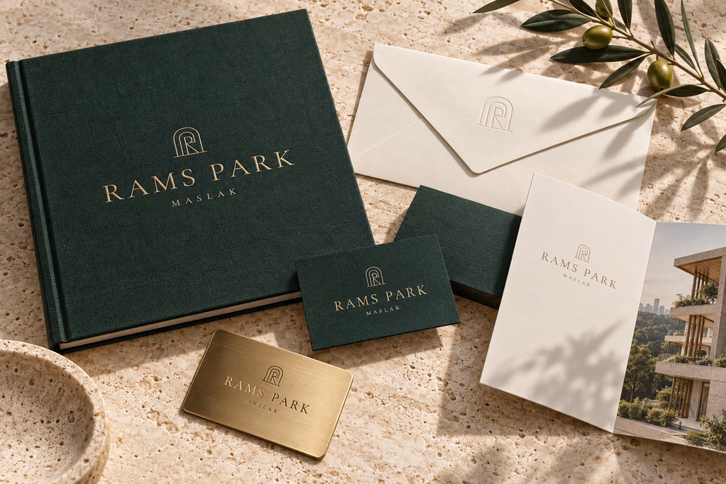 RAMS PARK marka kimliği: orman yeşili katalog, şampanya kart ve kabartmalı zarf